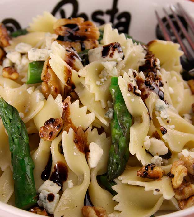 PASTA SALAD WITH WALNUTS AND BLUE CHEESE
